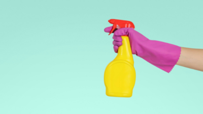 The picture shows a hand with a pink glove and a cleaning spray, symbolising that this blog post wants to get rid of popular Science Myths.
