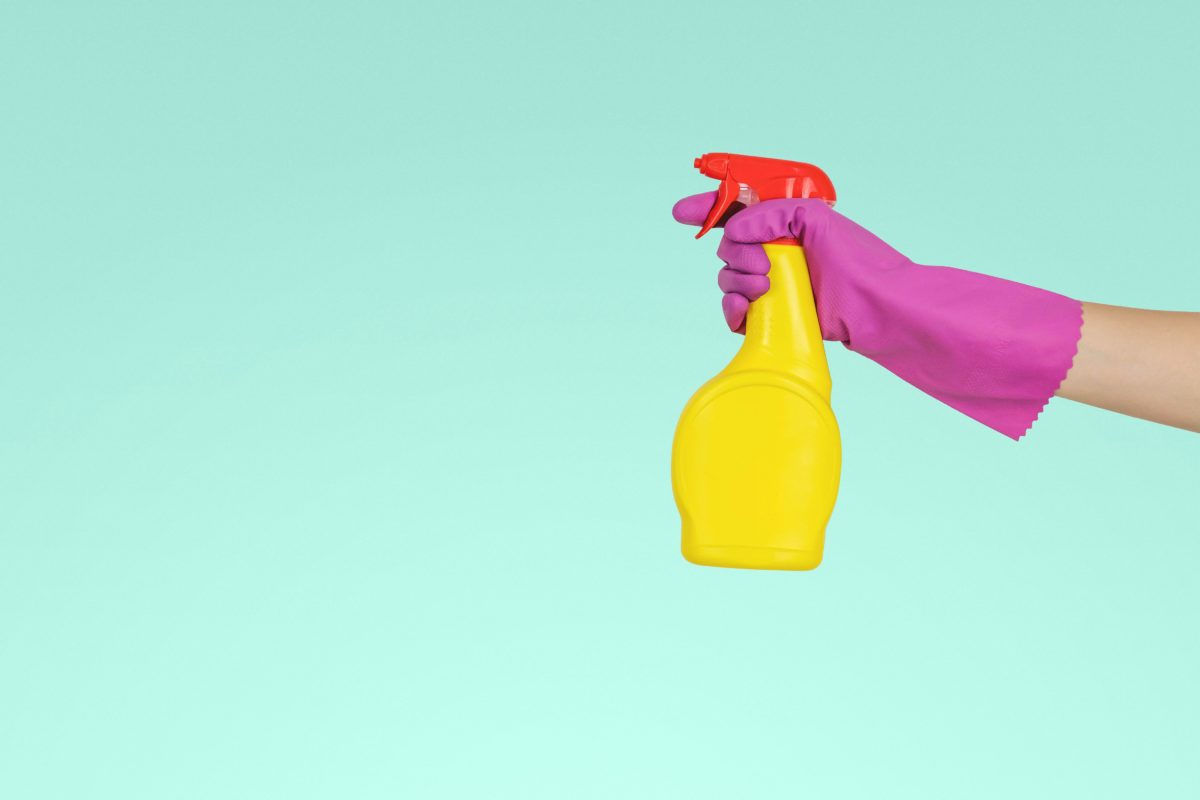 Das Bild zeigt eine Hand mit Putzhandschuh und Sprühflasche. Das soll zeigen, dass dieser Blogbeitrag versucht Vorurteile über Wissenschaft aufzuräumen.