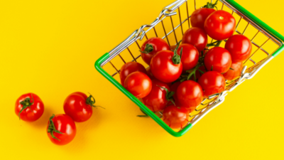 Das Foto zeigt einen Einkaufskorb mit Tomaten, um das Sammeln von Daten im Zuge der Personalisierung zu veranschaulichen.