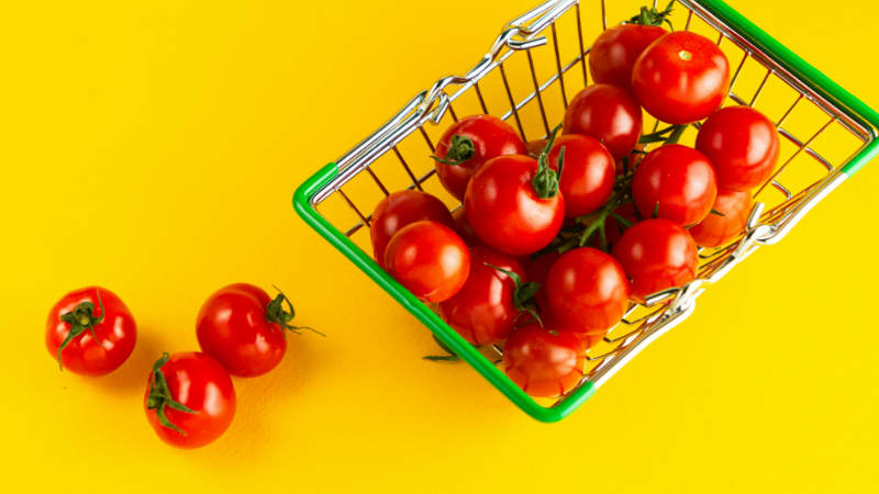 The photo shows a basket with tomatoes, symbolising the collection of user data in the process of personalisation.