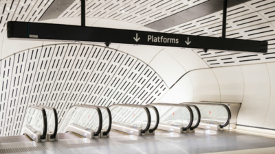 Ein moderner U-Bahnhof mit Rolltreppen, die zu den Plattformen führen – ein Sinnbild für den geregelten Zugang zu Daten, wie ihn Zugangsrechte im NetzDG und DSA ermöglichen.