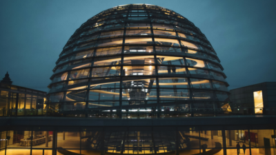 The photo shows the glass dome of the German Bundestag, symbolising transparency and democracy, representing the ongoing discussions on digital policy ahead of the 2025 Bundestag election.