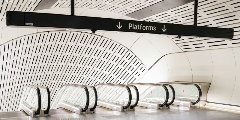 Ein moderner U-Bahnhof mit Rolltreppen, die zu den Plattformen führen – ein Sinnbild für den geregelten Zugang zu Daten, wie ihn Zugangsrechte im NetzDG und DSA ermöglichen.