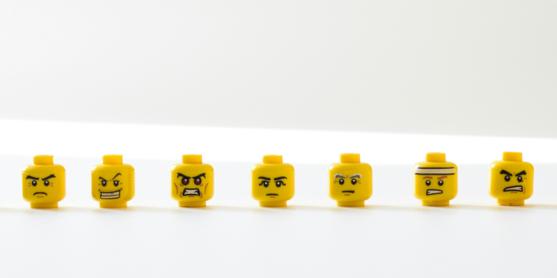 Das Bild zeigt sieben gelbe Köpfe von Lego-Figuren mit unterschiedlichen Emotionen. Das symbolisiert die Gefühle, die Lehrende an Hochschulen als innere Widerstände gegen veränderung durchleben.