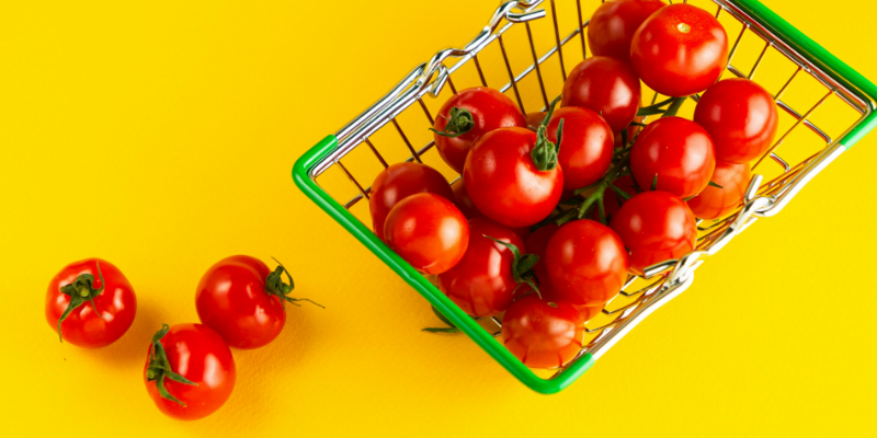 Das Foto zeigt einen Einkaufskorb mit Tomaten, um das Sammeln von Daten im Zuge der Personalisierung zu veranschaulichen.