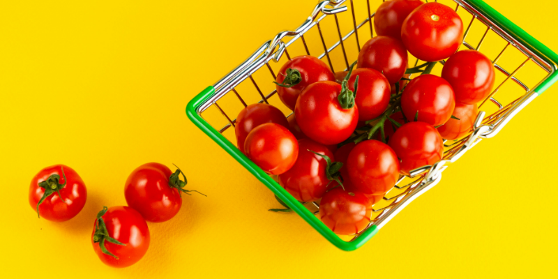 The photo shows a basket with tomatoes, symbolising the collection of user data in the process of personalisation.