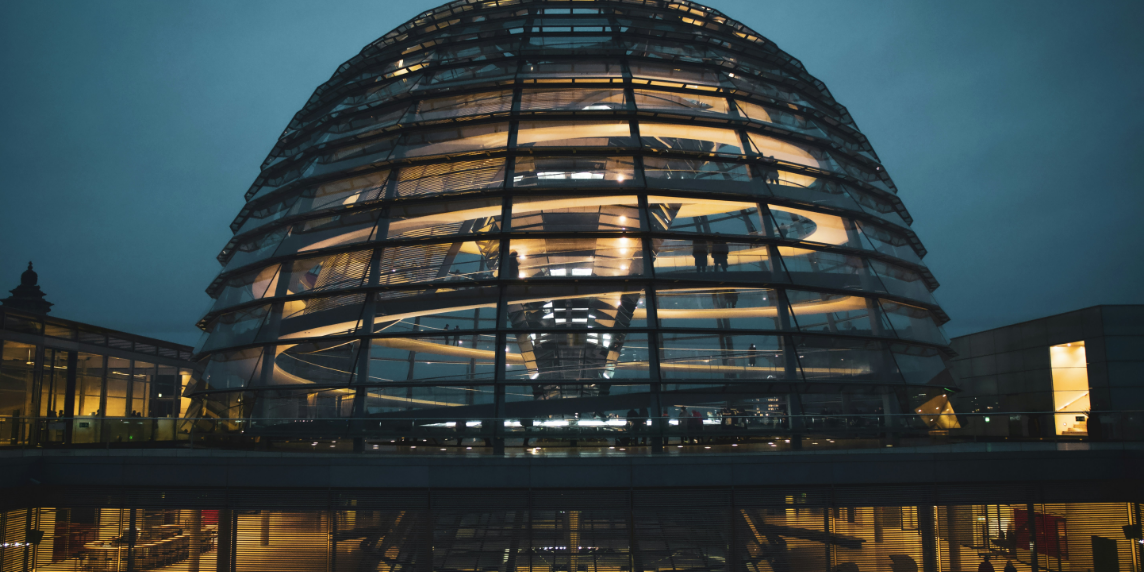 The photo shows the glass dome of the German Bundestag, symbolising transparency and democracy, representing the ongoing discussions on digital policy ahead of the 2025 Bundestag election.